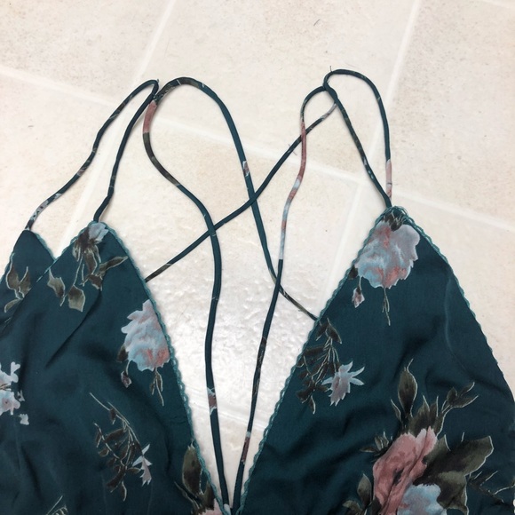 🌟Strappy dark green floral tank - Picture 2 of 3